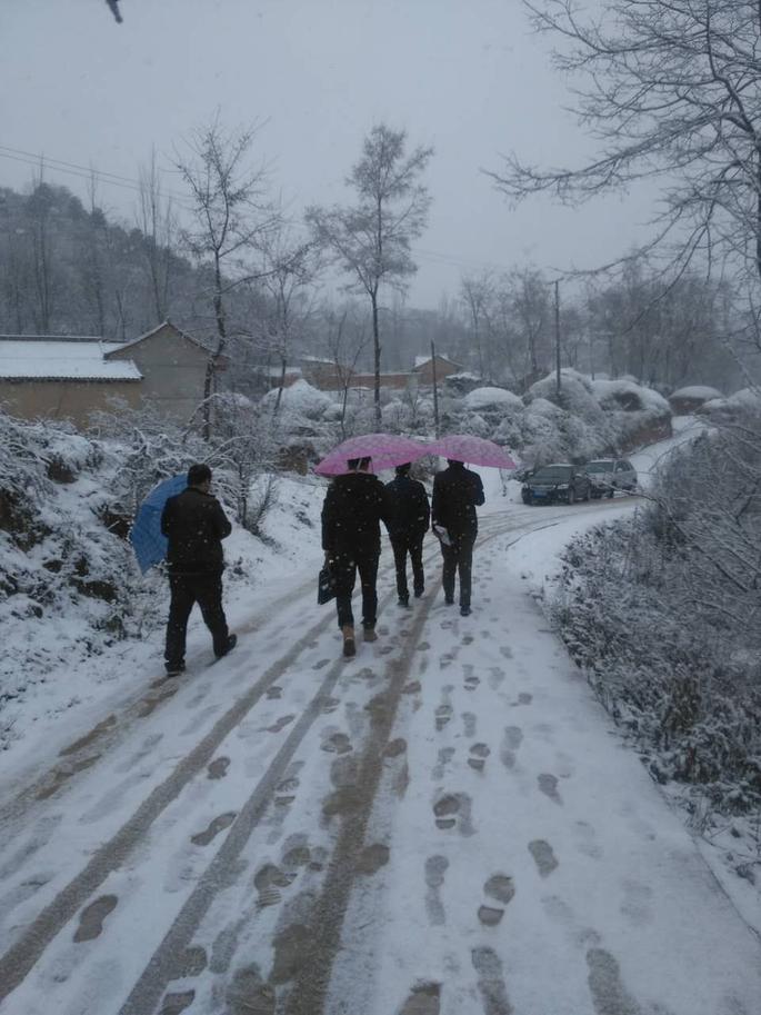 昨天,天水在线小编去下乡,突然大雪纷飞