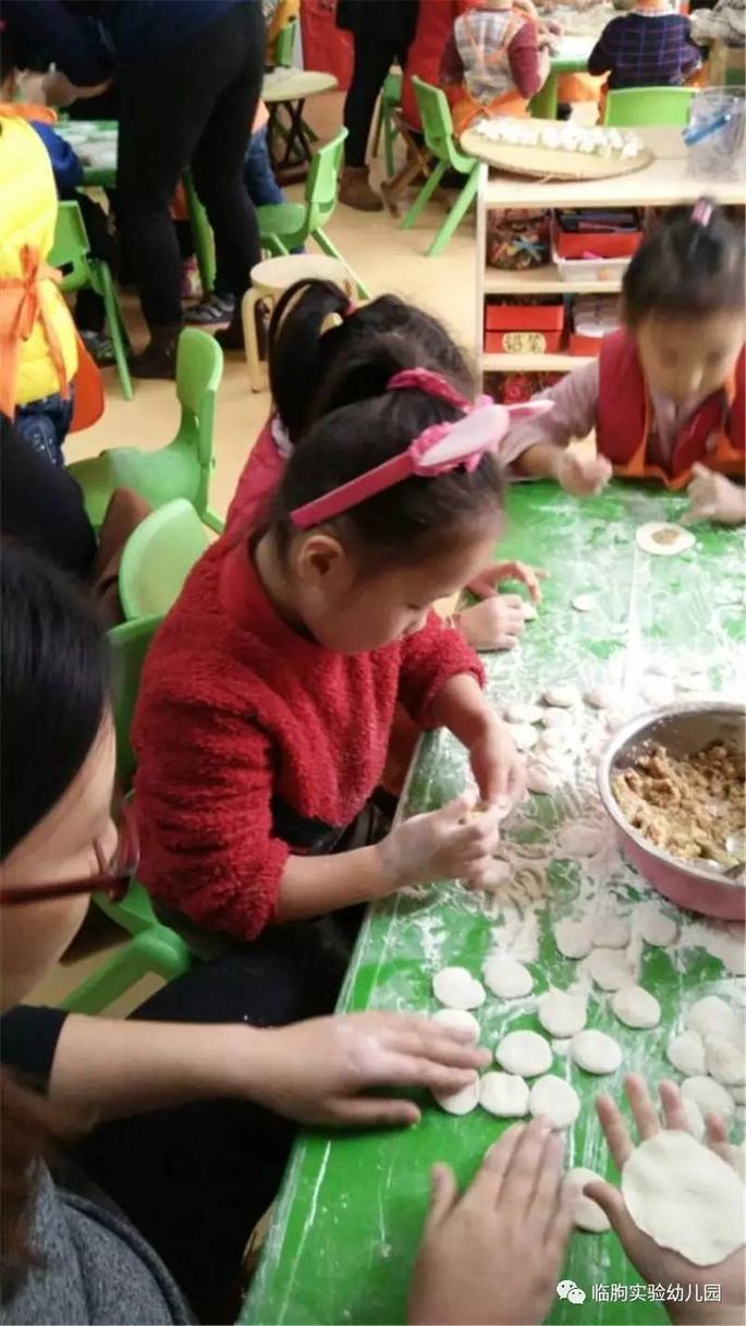 临朐县实验幼儿园大班开展冬至包饺子亲子活动