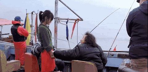 这时老头会为了保护心爱的女孩,在船上射箭来警告这些蠢蠢欲动的男人.